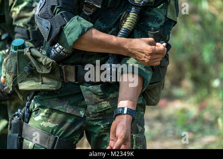 Soilder préparation prête pour la guerre et combattre et eaiting commande. Banque D'Images