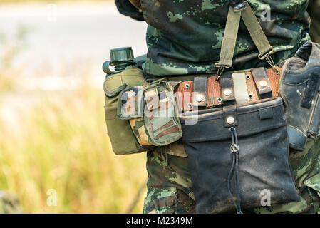 Soilder préparation prête pour la guerre et combattre et eaiting commande. Banque D'Images