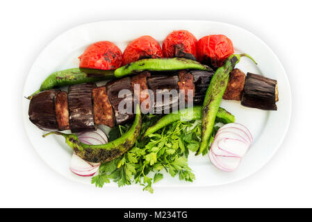 Kebab d'Aubergines Patlican Kebap en turc, sur un fond blanc et plaque blanche. Banque D'Images