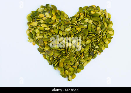 Forme de coeur fait à partir de graines de citrouille décortiquées. Banque D'Images