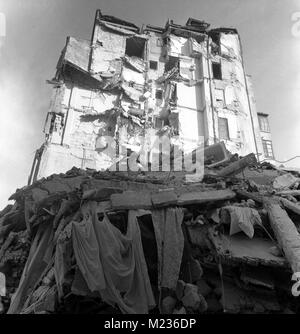 Immeuble endommagé par le séisme meurtrier à Bucarest, Roumanie, Mars 1977 Banque D'Images