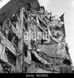 Immeuble endommagé par le séisme meurtrier à Bucarest, Roumanie, Mars 1977 Banque D'Images