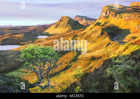 Lever du soleil sur l'Quiraing sur l'île de Skye en Ecosse Banque D'Images