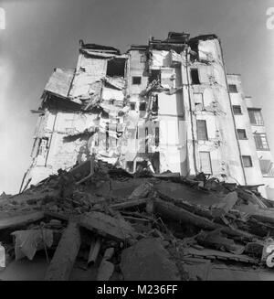 Immeuble endommagé par le séisme meurtrier à Bucarest, Roumanie, Mars 1977 Banque D'Images