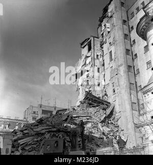 Immeuble endommagé par le séisme meurtrier à Bucarest, Roumanie, Mars 1977 Banque D'Images