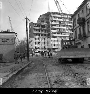 Immeuble endommagé par le séisme meurtrier à Bucarest, Roumanie, Mars 1977 Banque D'Images