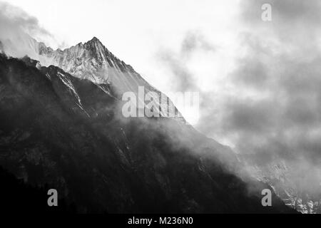 Himalaya tôt le matin, image en noir et blanc. Le Népal, Annapurna Circle Banque D'Images