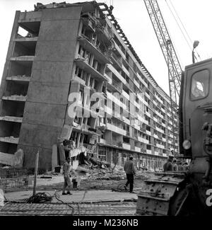 Immeuble endommagé par le séisme meurtrier à Bucarest, Roumanie, Mars 1977 Banque D'Images