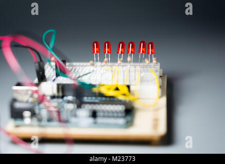 Tableau de voyants rouges sur une breadbord relié à un microcontrôleur Banque D'Images