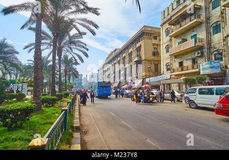 Alexandrie, Egypte - le 17 décembre 2017 : La promenade le long de la place d'Ahmed Oraby avec green park et édifices historiques, occupé par les magasins du marché, Banque D'Images
