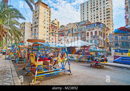 Le petit parc d'dans quartier résidentiel avec vintage des balançoires pour les petits enfants, Alexandrie, Egypte. Banque D'Images