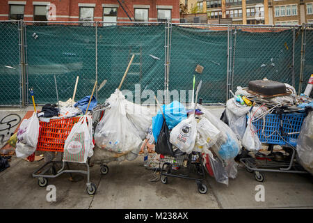 La ville de New York à Manhattan shopping trollies utilisée pour recueillir les ordures et les sacs Banque D'Images