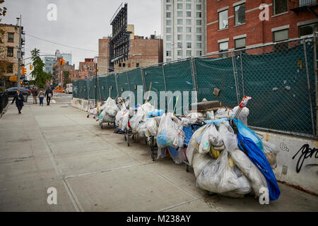 La ville de New York à Manhattan shopping trollies utilisée pour recueillir les ordures et les sacs Banque D'Images
