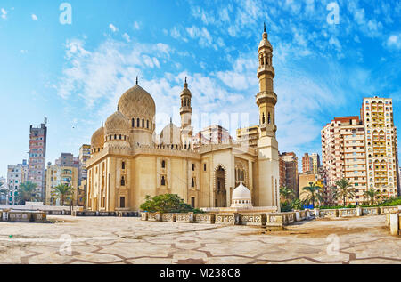 Le contraste de la ville pittoresque de Sidi al-Yaqut Arshi mosquée, décoré de motifs sculptés et l'islamique moderne de plusieurs étages, quartier vivant vu sur b Banque D'Images