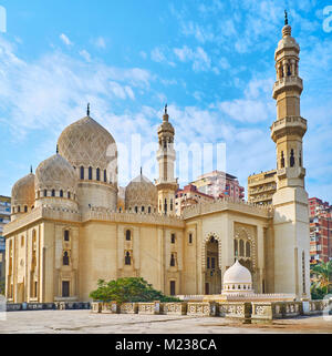 Ensemble architectural historique de Sidi al-Yaqut Arshi mosquée, qui offre des modèles sculptés complexes, de nombreux dômes et minarets élancés, Alexandria, Egypte Banque D'Images