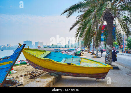 Alexandrie, Egypte - le 17 décembre 2017 : Le bateau en bois de pêche occupe la passerelle piétonne en corniche avenue et attend pour la réparation, le 1 décembre Banque D'Images