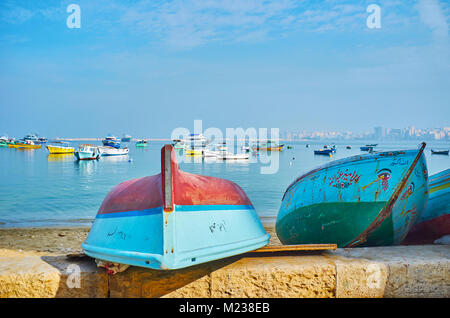 Alexandrie, Egypte - le 17 décembre 2017 : Le vieux bateaux de pêche rock sur les vagues de l'Est de port ou attendre pour la réparation à terre, le 17 décembre en Alexa Banque D'Images