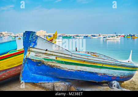 L'ancien bateau en bois des pêcheurs locaux d'attente pour la réparation sur les rives du port est en partie historique d'Alexandrie, Egypte. Banque D'Images