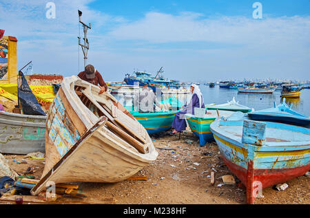 Alexandrie, Egypte - le 17 décembre 2017 : Le charpentier de rétablir l'ancien bateau de pêche sur la rive orientale du port, le 17 décembre à Alexandrie. Banque D'Images