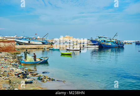 Alexandrie, Egypte - le 17 décembre 2017 : Le port de l'Est est le grand port de pêche, situé dans le quartier historique, il se termine avec la cité médiévale Qait Banque D'Images