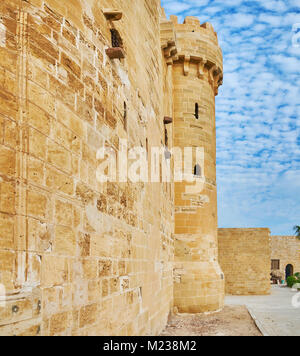 L'énorme mur de défense de la citadelle de Qaitbay avec vue sur sa tour , Alexandrie, Egypte. Banque D'Images