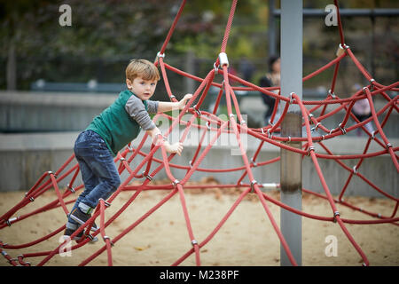 New York City Manhattan Central Park boy sur triangle de corde d'escalade Banque D'Images