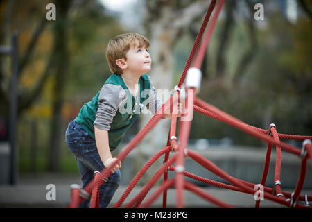 New York City Manhattan Central Park boy sur triangle de corde d'escalade Banque D'Images