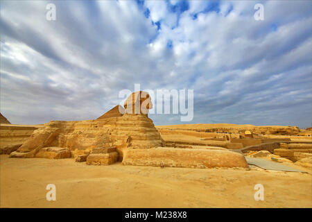 Le grand Sphinx statue et la pyramide de Gizeh sur Khafré Plateau, Le Caire, Égypte Banque D'Images