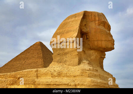 Le grand Sphinx statue et la pyramide de Gizeh sur Khafré Plateau, Le Caire, Égypte Banque D'Images