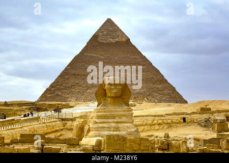 Le grand Sphinx statue et la pyramide de Gizeh sur Khafré Plateau, Le Caire, Égypte Banque D'Images