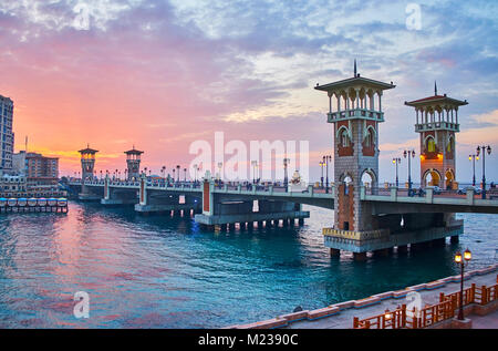 L'encours de Stanley Bridge, considéré comme l'un des plus remarquables sites touristiques de la ville, particulièrement beau au coucher, Alexandrie, Egypte. Banque D'Images