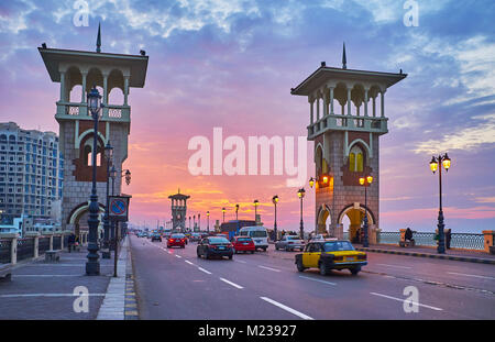 Alexandrie, Egypte - le 17 décembre 2017 : le trafic le long de la Stanley Bridge avec vue sur le lumineux Ciel de coucher du soleil, le 17 décembre à Alexandrie. Banque D'Images