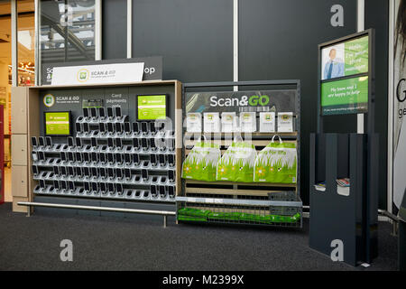 L'Asda trafford, numérisation d'aller, libre-service de scanners. Banque D'Images