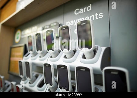 L'Asda trafford, numérisation d'aller, libre-service de scanners. Banque D'Images