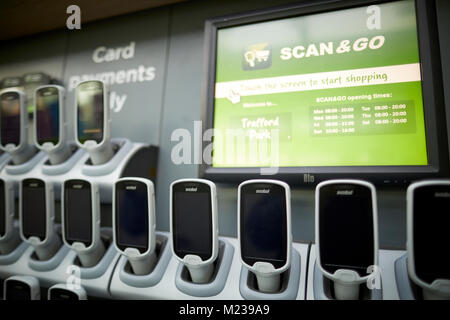 L'Asda trafford, numérisation d'aller, libre-service de scanners. Banque D'Images