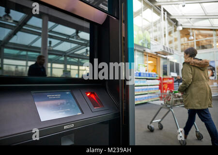 L'ASDA à Trafford Park sont le premier magasin en Europe à avoir un colis, cliquez sur et recueillir tower dans leur magasin. Banque D'Images