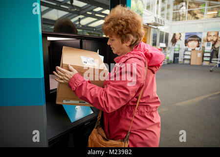 L'ASDA à Trafford Park sont le premier magasin en Europe à avoir un colis, cliquez sur et recueillir tower dans leur magasin. Banque D'Images