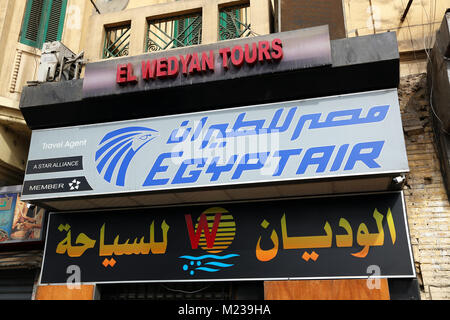 La compagnie aérienne Egyptair shop sign in El place Tahrir au Caire, Egypte Banque D'Images