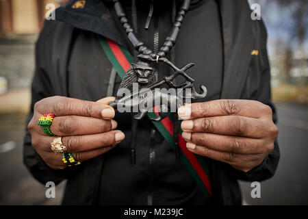 Moss Side Manchester Rastafari, parfois appelé Le rastafarisme chaîne lion lion de Judah représentant sans col Banque D'Images