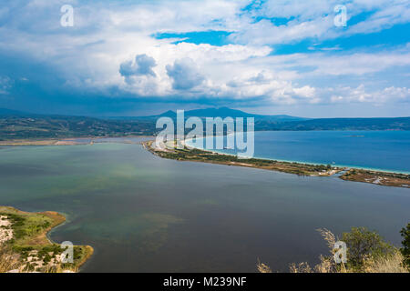 Avis de Divari Beach et la Divari Lagoon dans le Péloponnèse de la Grèce, de l'ancien château de Palaiokastro (Navarin). Banque D'Images