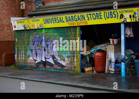 Moss Side, Manchester boutique sur Claremont Road avec couvercle Graffiti volets Banque D'Images