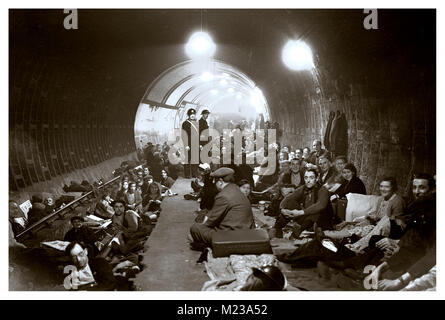 La station de métro WW2 1940 abrite le London Blitz.. Station de métro agissant comme un refuge pour les résidents de Londres contre les bombardements terroristes soutenus par l'Allemagne nazie. Adolf Hitler a tenté de bombarder les principaux centres de population en Angleterre en utilisant la Luftwaffe nazie comme un outil pour tenter de terroriser la population locale résidente du Royaume-Uni Banque D'Images