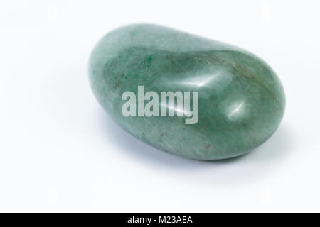 Gros plan d'une pièce d'polie aventurine verte sur un fond blanc Banque D'Images