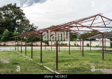 Las Tunas, Cuba - septembre 4, 2017 : Un lot est assis avec inutilisés de l'ossature pour un bâtiment à la ville de foire. Banque D'Images