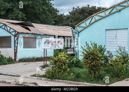 Las Tunas, Cuba - 4 septembre 2017 : les panneaux d'un toit métallique d'un bâtiment utilisé pour le petit bétail commencent à tomber sur la ville de foire. Banque D'Images