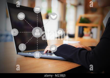 La main à l'aide d'ordinateur portable pour travailler. ou consulter vos e-mail et message. Close up hand of business à l'aide d'un ordinateur portable avec l'icône de réseau numérique. Banque D'Images
