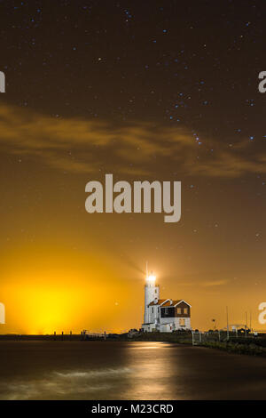 Le phare de Marken 'cheval' avec sa lanterne illuminant un ciel nocturne Banque D'Images