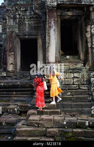 Filles chinois visiter temple Bayon, Angkor, Cambodge Banque D'Images