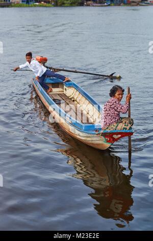 Femme cambodgienne sur bateau à longue queue, Tonlé Sap, au Cambodge Banque D'Images