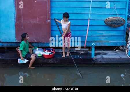 Les filles sur Cham maison flottante, Kompong Luong, Cambodge Banque D'Images